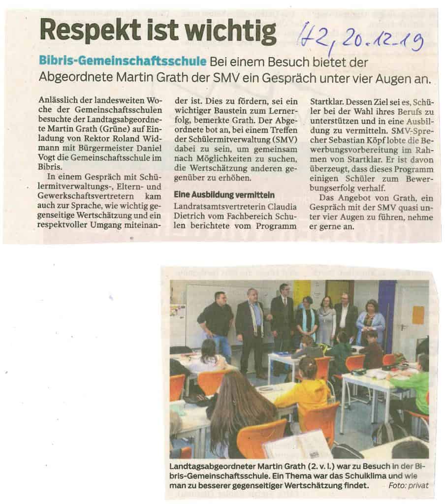 Ein Zeitungsausschnitt zeigt eine Gruppe von Menschen, die in einem Besprechungsraum an Tischen sitzen, während Martin Grath spricht. Die Schlagzeile lautet „Respekt ist wichtig“ und beschreibt einen Besuch bei der SMV in Biberach.