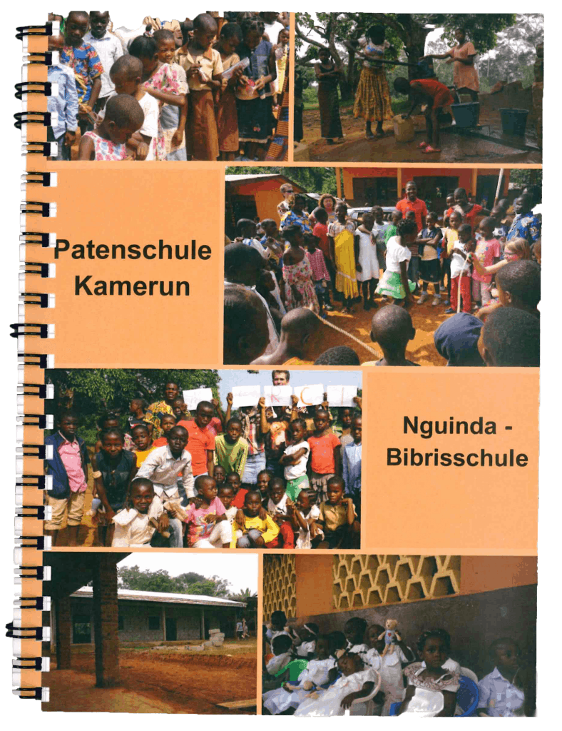 Fotocollage mit Gruppen von Kindern und Erwachsenen in einer Schule in Kamerun. Der Titeltext lautet: Patenschule Kamerun und Nguinda - Bibrisschule. Die Bilder zeigen Szenen im Freien und im Klassenzimmer.