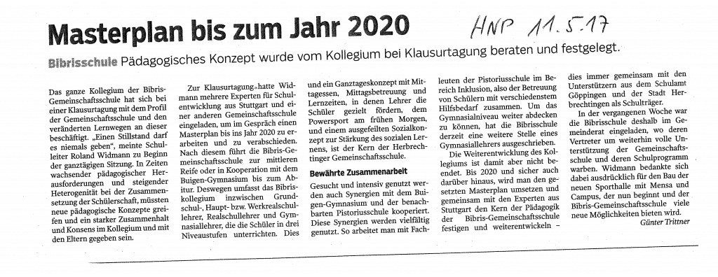 Ein deutscher Zeitungsartikel mit dem Titel „Masterplan bis zum Jahr 2020“ beschreibt eine von einem Lehrkörper entwickelte Bildungsstrategie, die gemeinschaftliche Planung und zukunftsorientierte Lehrmethoden beschreibt. Oben rechts steht handschriftlich „HNP M.5.17“.