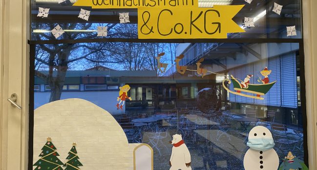 SMV Weihnachtsaktion: Wer schmückt das schönste Klassenzimmerweihnachtsfenster? Ermittelte Gewinner!
