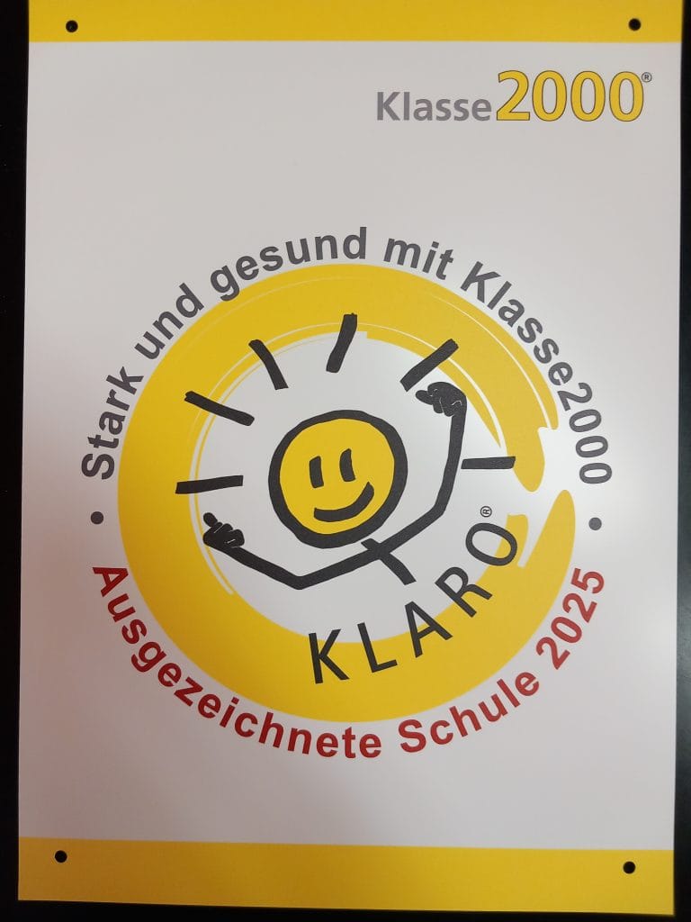 Ein Plakat mit einem gelben lächelnden Strichmännchen, das Muskeln anspannt, umgeben von den Worten Stark und gesund mit Klasse2000 und Ausgezeichnete Schule 2025 in deutscher Sprache. Das Klasse2000-Logo und das Branding sind sichtbar.