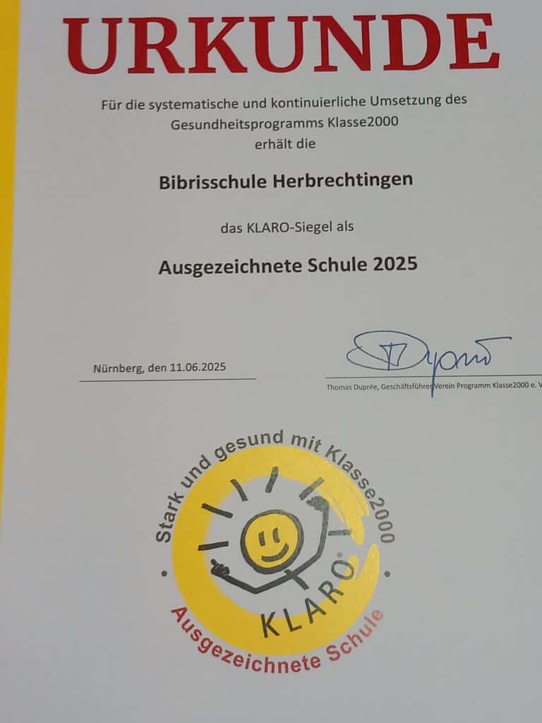 Urkunde für die Bibrisschule Herbrechtingen als Ausgezeichnete Schule 2025 mit dem KLARO-Siegel. Darunter befindet sich das KLARO-Logo - ein lächelndes Gesicht in einem gelben Kreis.