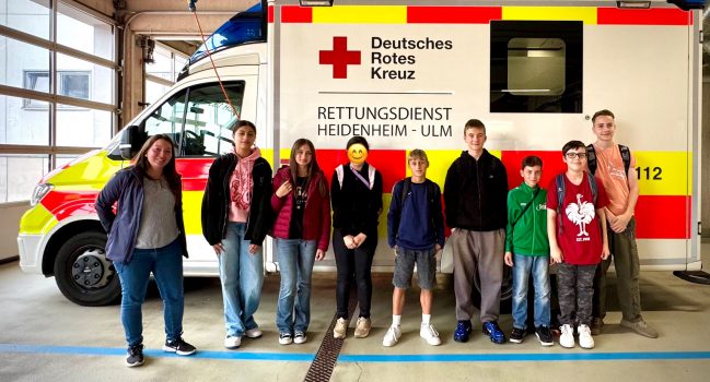 Projektgruppe „Erste Hilfe“ zu Besuch bei der Rettungswache Heidenheim (24.07.25)