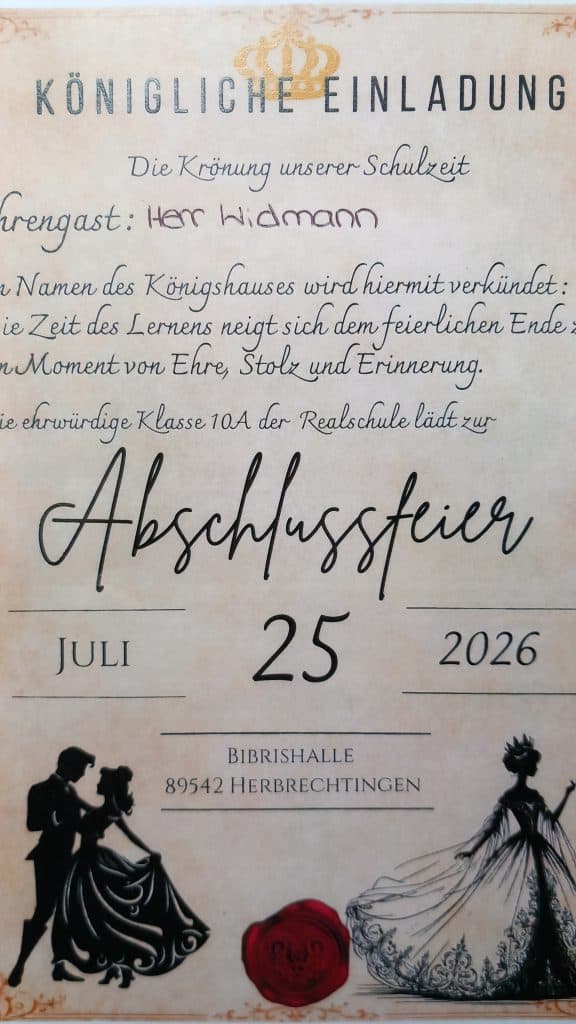 Eine deutsche Einladung im königlichen Stil für eine Abschlussfeier am 25. Juli 2026 mit eleganter Schrift, goldenen Akzenten und Silhouetten tanzender Paare. Die Veranstaltung findet in der Bibrishalle in Herbrechtingen statt.